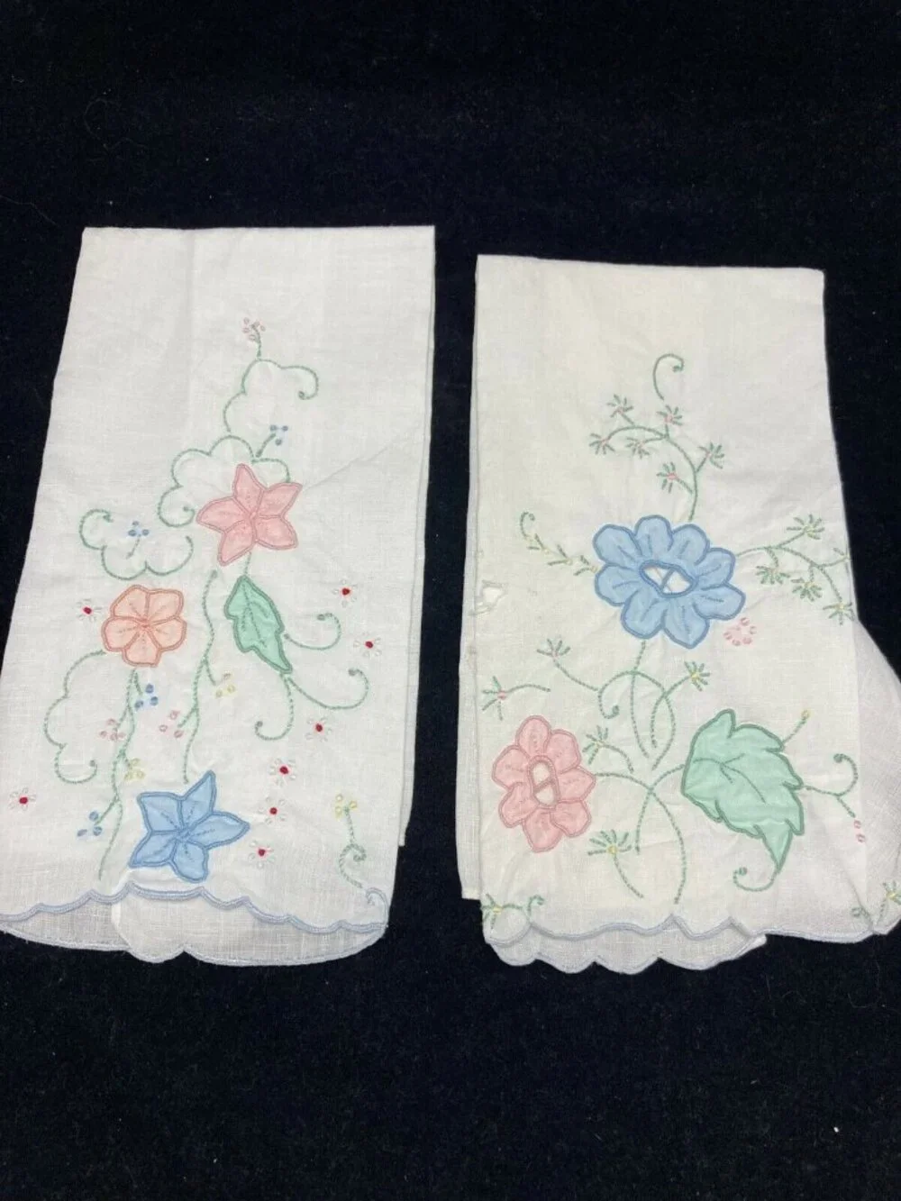 VINTAGE EMBROIDERED AND APPLIQUED NAPKINS - ASSORTED LOT OF 5